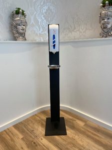 HOYERmedical-Kundenfotos-am-POS-Desinfektionsspendersauelen-02